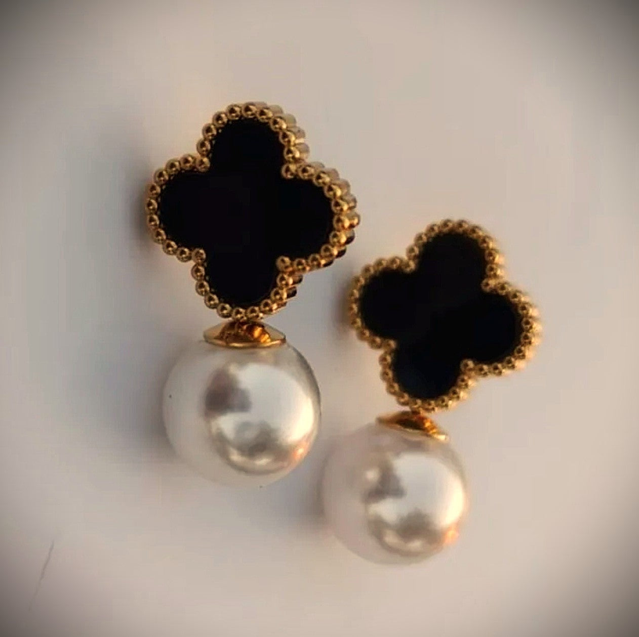 NOIR CLOVER PEARL STUDS