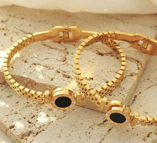 NOIR ROMAN BANGLE