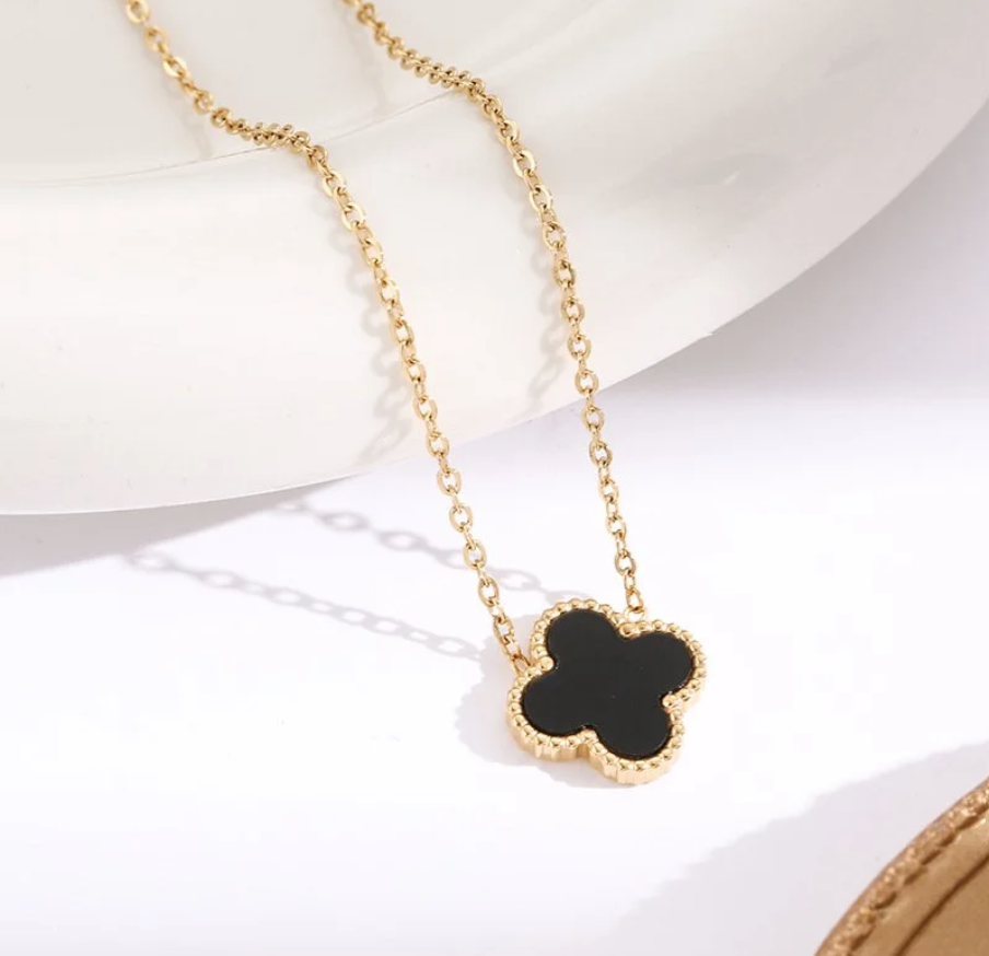 NOIR CLOVER PENDANT