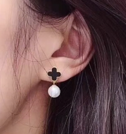 NOIR CLOVER PEARL STUDS