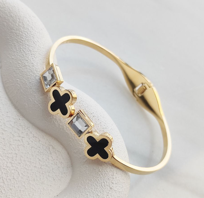 NOIR CLOVER GOLD BANGLE